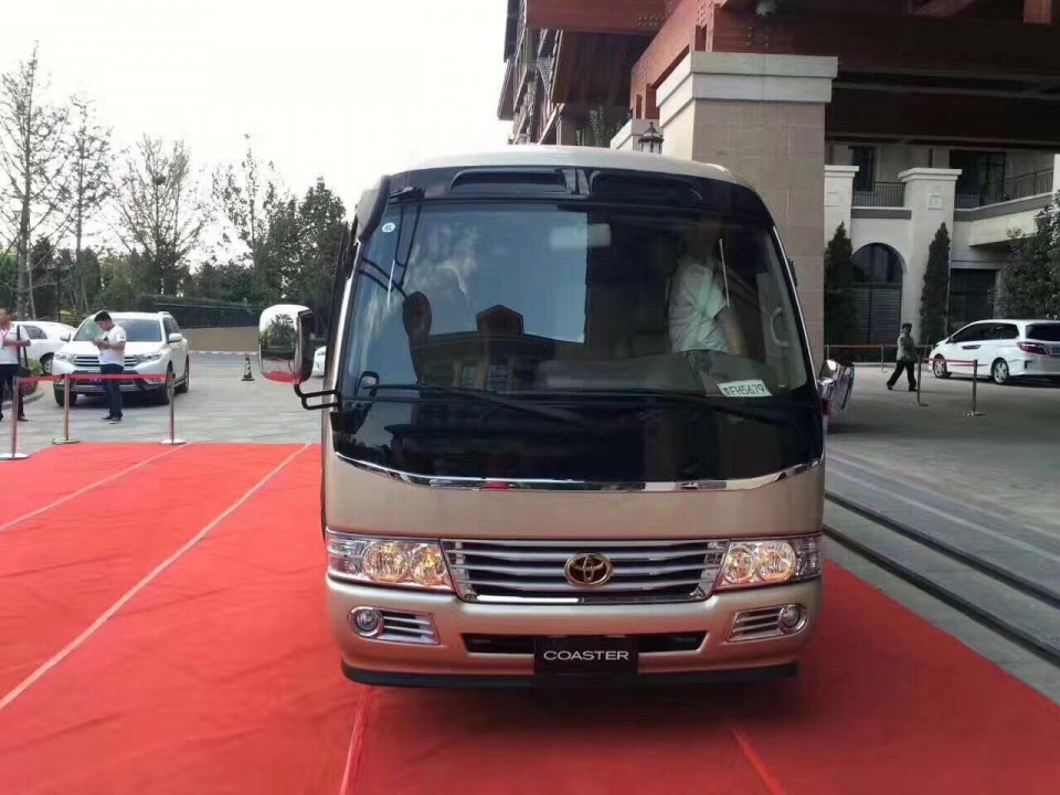 迈巴赫劳斯莱斯不算啥,竟然被丰田考斯特盖住风头