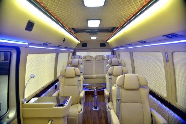 迈巴赫劳斯莱斯不算啥,竟然被丰田考斯特盖住风头