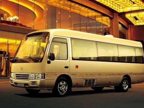 迈巴赫劳斯莱斯不算啥，竟然被丰田考斯特盖住风头