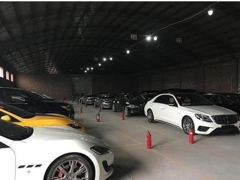 这是什么地方啊？一个仓库停着那么多的豪车！