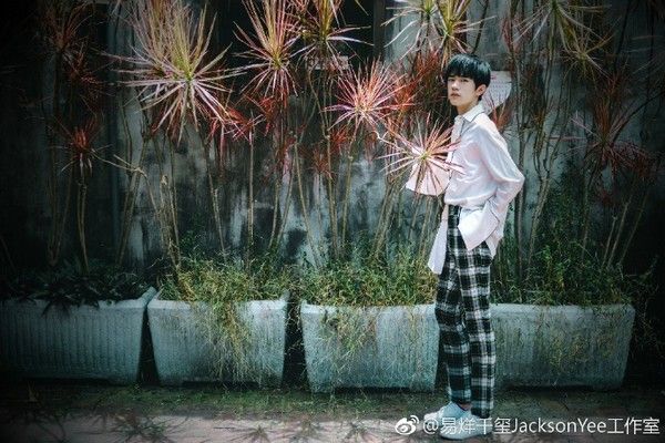 易烊千玺「台湾街拍照」曝光 极品侧颜秒杀少女心!