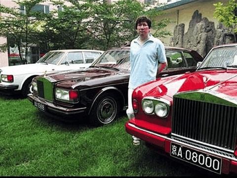 中国首位劳斯莱斯车主，成最大的“软饭王”。