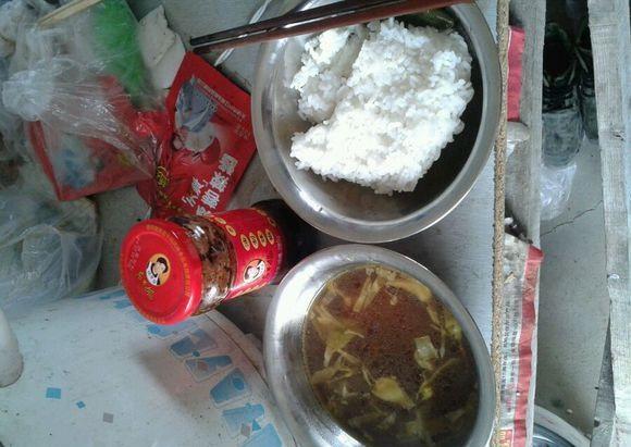 实拍:农民工的伙食