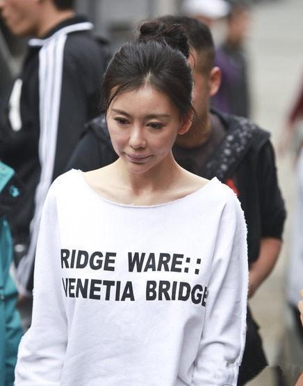 30岁巩新亮近照，嘴怎么能歪成这样？活像个小老太