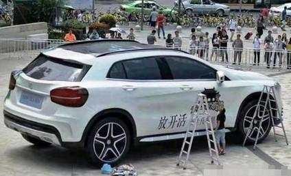 这奔驰GLA就算姚明也开不起 普通人连上车都很费劲