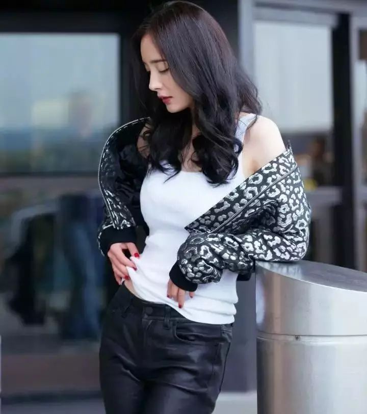 杨幂机场小秀好身材,时尚女王穿衣很有一套