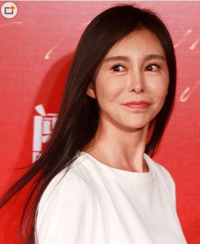 30岁巩新亮近照，嘴怎么能歪成这样？活像个小老太