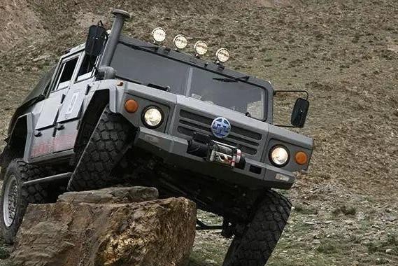 男人都喜欢开这些越野车 真的很彪悍！