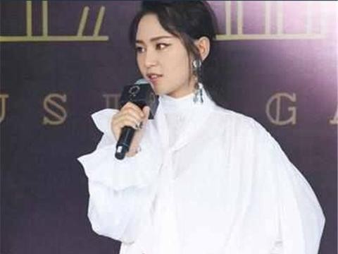 周笔畅出席活动，好似换了一张脸！