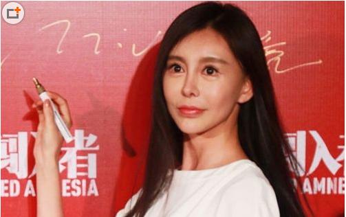 30岁巩新亮近照，嘴怎么能歪成这样？活像个小老太