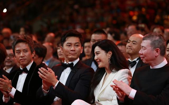 中间还发生了一段小插曲,主办方本来安排冯小刚,范冰冰,邓超坐在一起