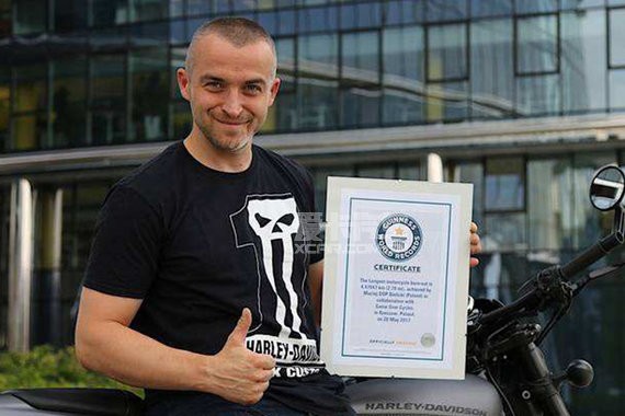 特技车手Bielicki 打破吉尼斯烧胎记录