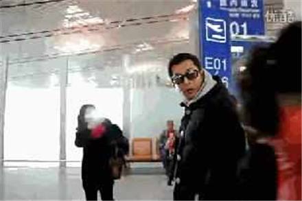 情侣机场接吻一分钟,古天乐经过,笑了!