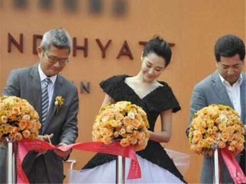 许晴坐豪车出席活动，一身蓬蓬裙，令不少粉丝着迷！