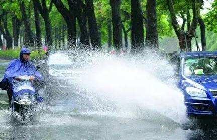 为什么雨天开车噪音会变小？