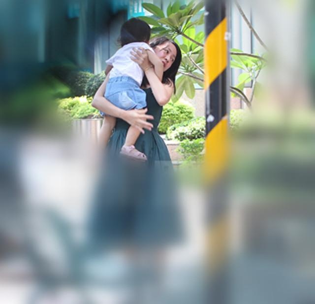 明道带女友人回家,还调皮要拍女方臀部