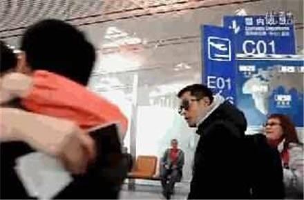 情侣机场接吻一分钟，古天乐经过，笑了！