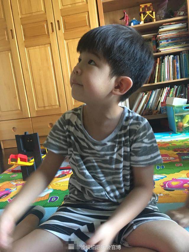 安吉专注玩游戏模样超帅,小鱼儿认真观摩画面温馨