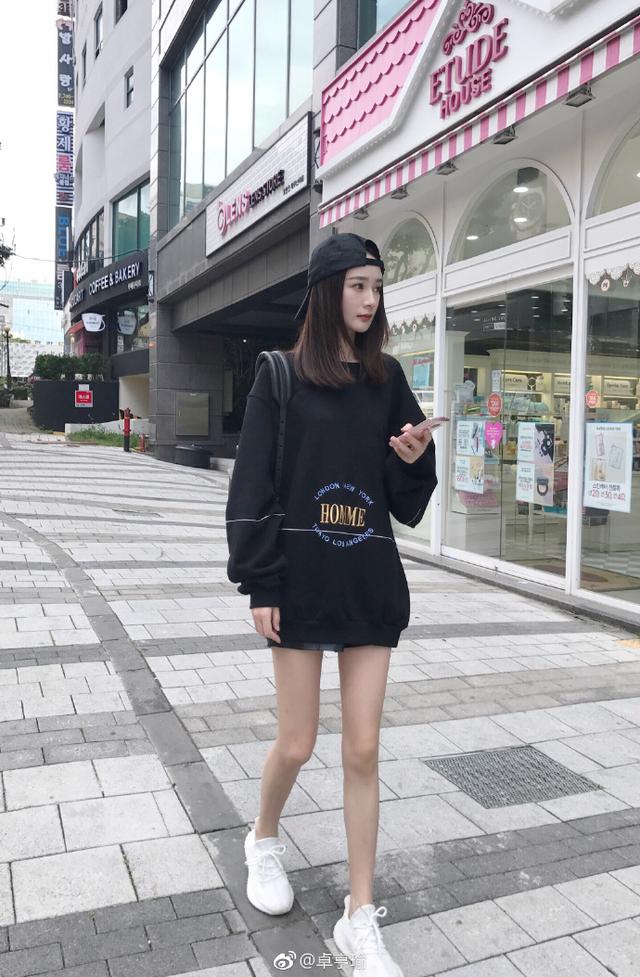 杨幂替身卓亨瑜又碰瓷杨幂？干脆帽子也戴一样的得了