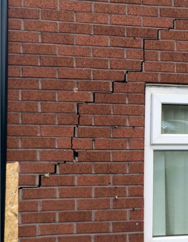 女司机开车玩手机,不料手机滑落,结局让她简直