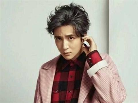 薛之谦和前妻复合，今一个坐豪车，另一个骑电动车！