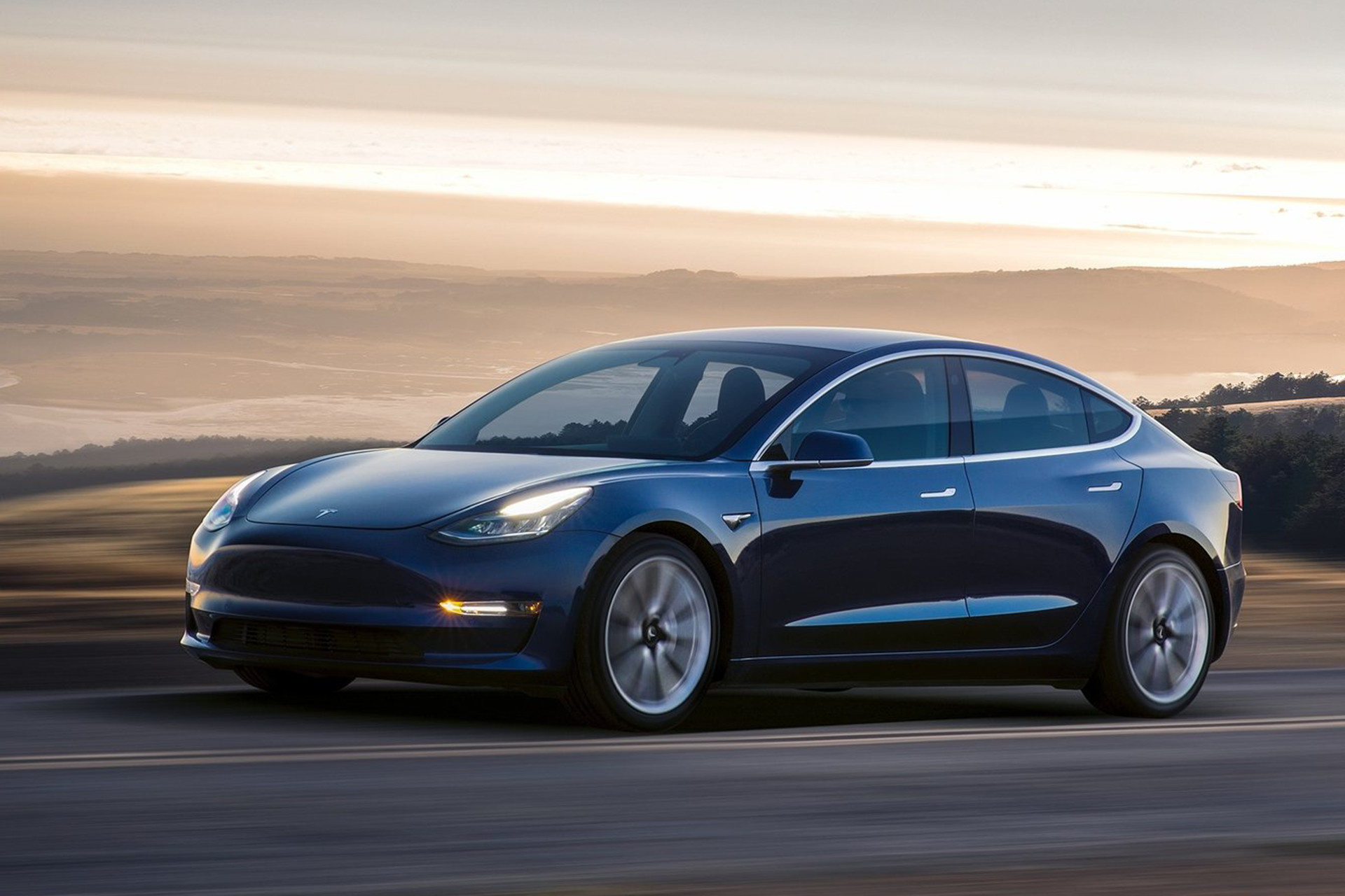 奔驰即将投产的这款纯电动车 比特斯拉 Model