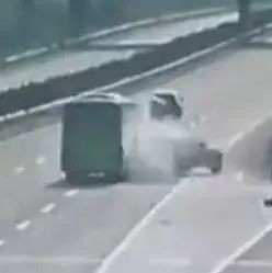 宝马X6高速倒车，大客车来不及刹车直接撞上去，X6瞬间毁灭...