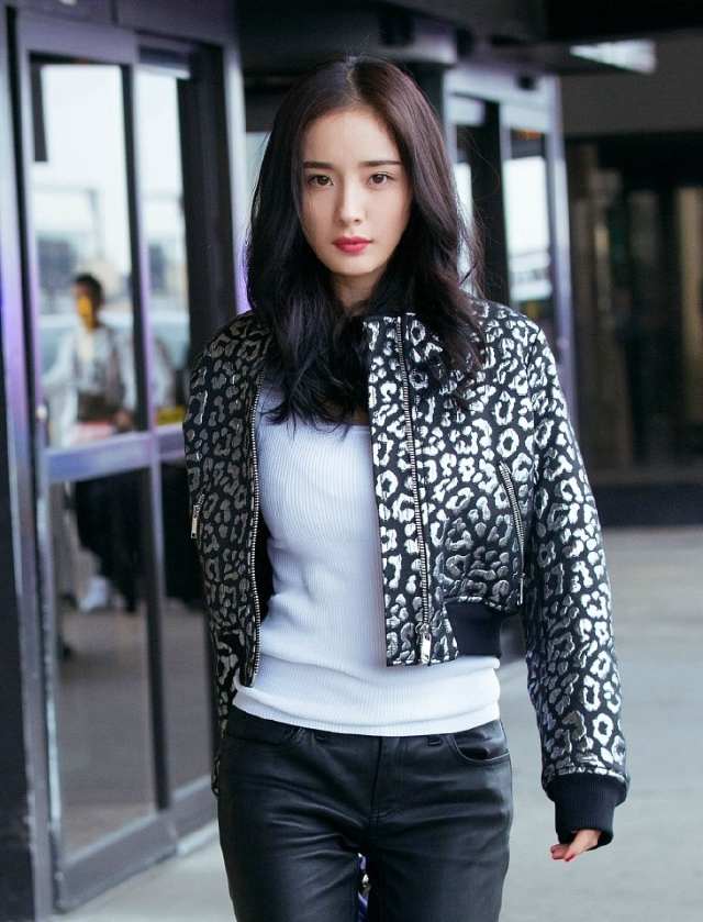 杨幂身穿紧身背心和紧身皮裤,展现十足女人味!