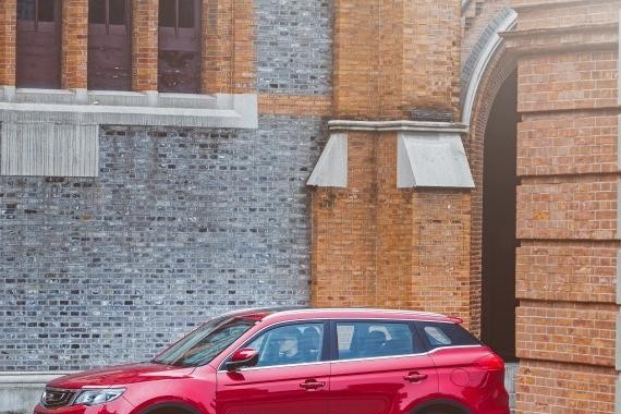 穿行在都市中的红色精灵 吉利博越