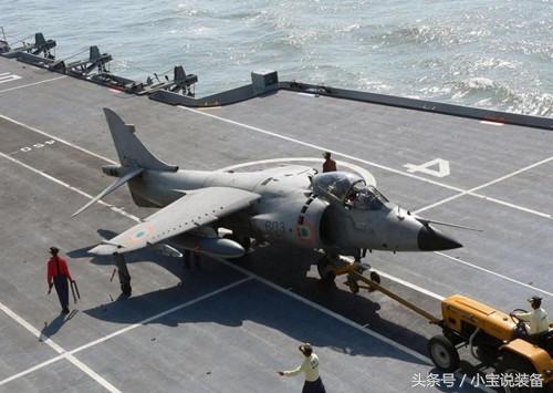 印度绝招拖拉机上航母,几千万一辆的飞机牵引