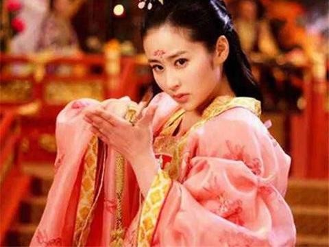 她23岁走红后，得罪了杨幂和刘诗诗，今豪车仅80万！