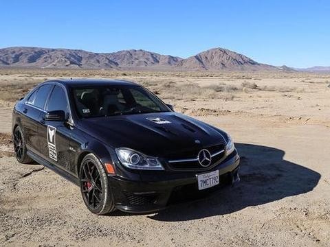 妹子驾驭C63 AMG，真是魔鬼的身材搭配狂野的车技