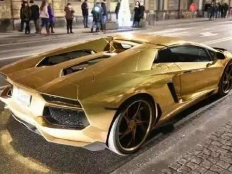 价值700万的兰博基尼被撞，车主的反应却让路人蒙圈