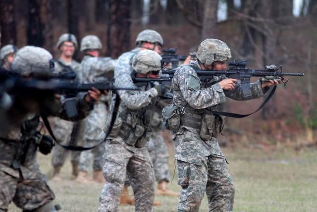 战场一个士兵会带多少子弹?看看解放军和美军的标配是多少就懂了