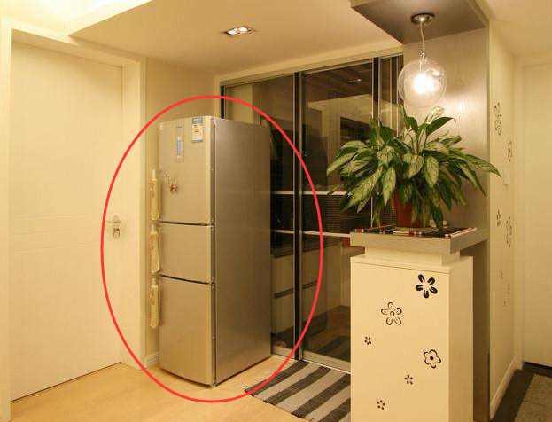 生活中,冰箱一般适合放在角落位置上.