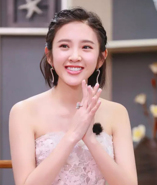 无刘海短发就学唐艺昕!这个妹子甜度合适真讨喜!