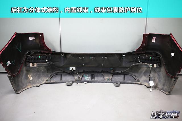后保险杠为分体式结构,各个分体拼接部位能对杠体起到一定的加强作用