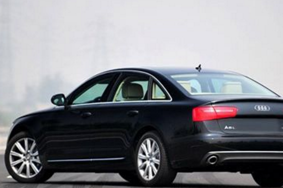 女孩提议买路虎，男孩想买奥迪A6L，女孩竟然为了