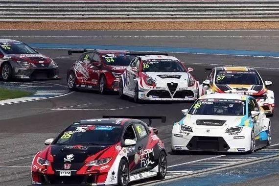 天太热，我选择躺在酒店里看比赛！