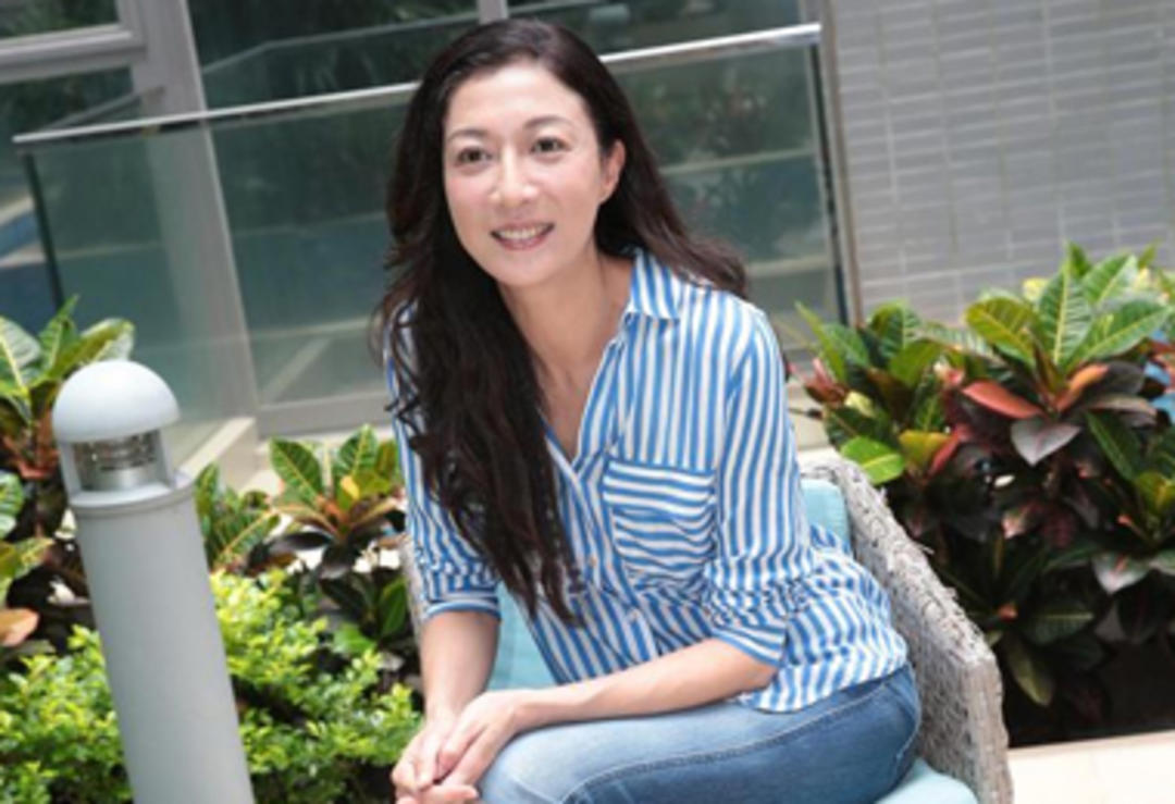 小龙女与女友吃饭逛街被拍,牵手拥抱超亲密!