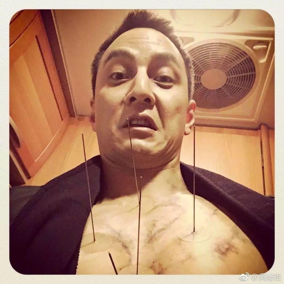 吴彦祖罕见晒自拍,背上纹身专治密集恐惧症