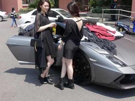 学生开车去学校，法拉利停在教学楼，老师都很客气