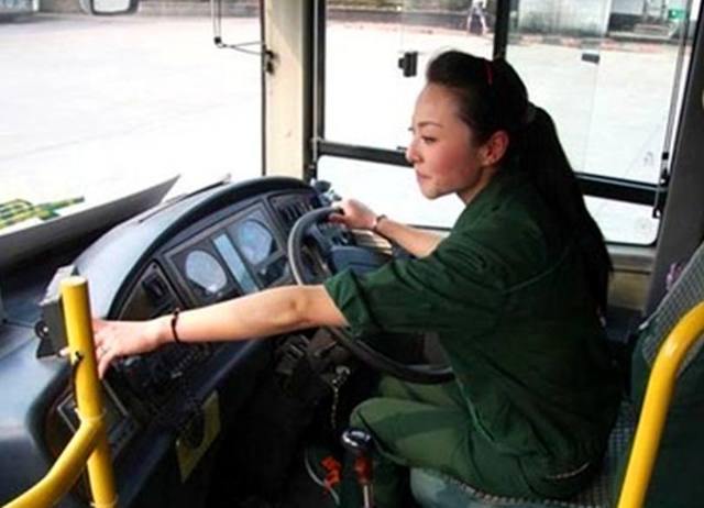 最美公交车女司机:6年没穿高跟鞋,个个有豪车别墅