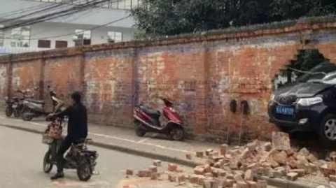 五菱宏光撞车了墙都撞塌了看完现场知道国产车的质量