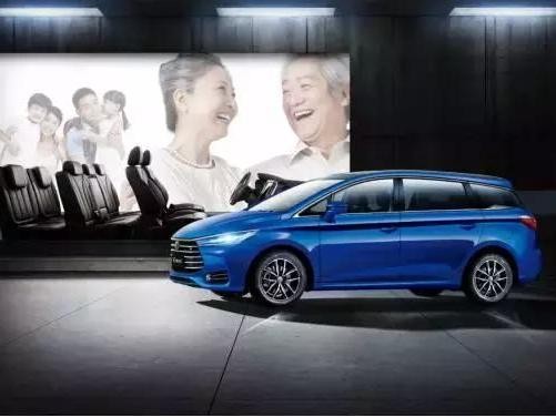 2+3+2座位布局 12.8寸大屏 媲美德系豪华车的底盘