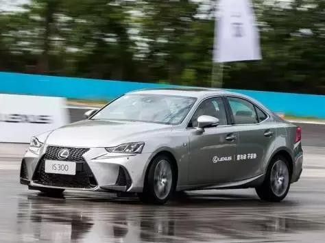 要加长还是要运动 赛道试驾新雷克萨斯IS300有了答案
