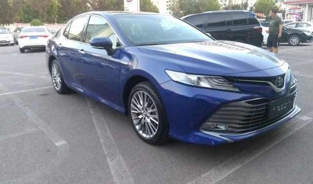 新款炫蓝油电混动凯美瑞,朋友说还不如他的迈