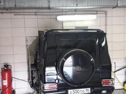 洗车工错踩油门奔驰大G撞穿墙壁，网友说这是硬广告