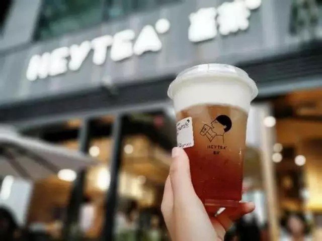 你排过2小时队买奶茶吗?中国人狂热追捧芝士奶茶引来老外围观丨外