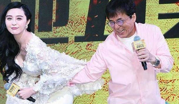 为什么成龙跟女星合影的时候总是不老实?